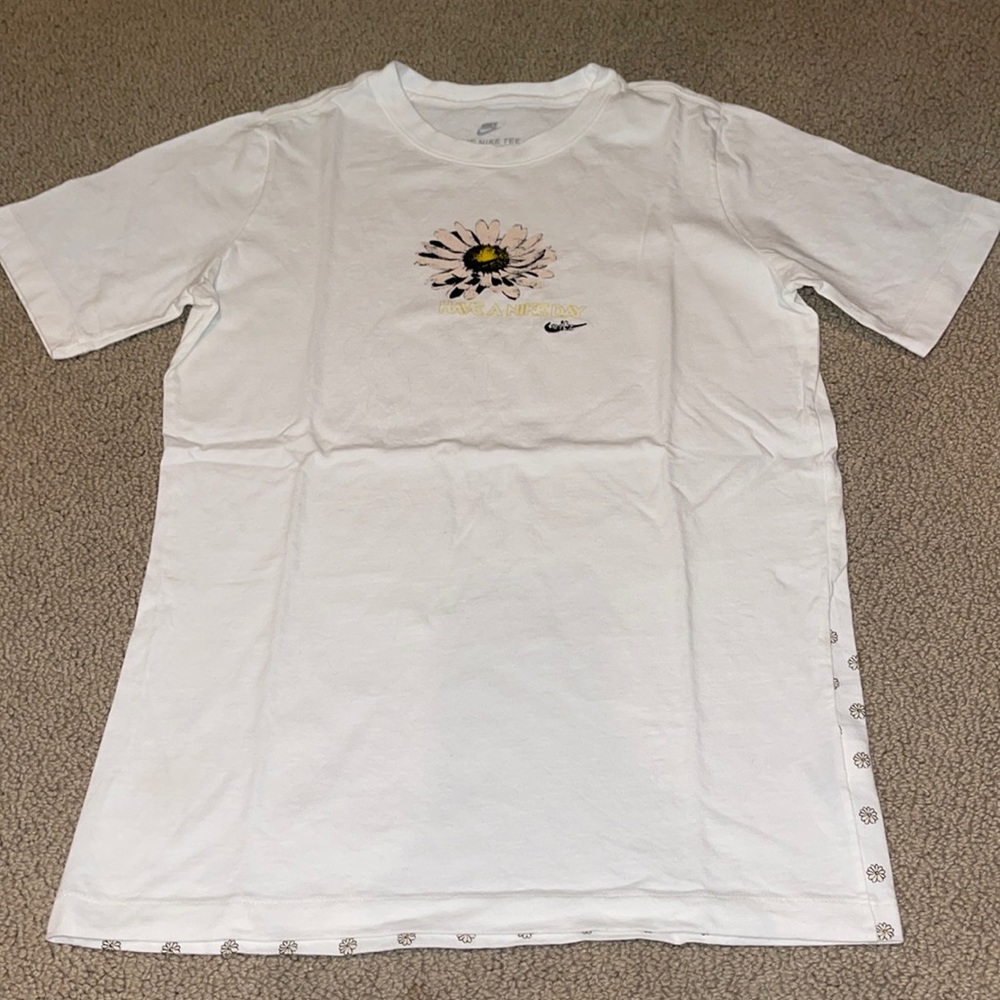 Nike Daisy Tee Short Sleeve Tee
